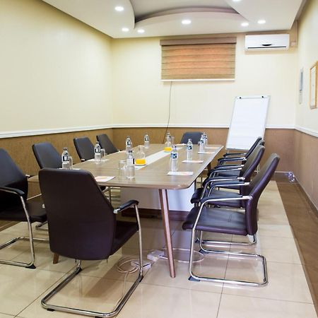 Crossroads Hotel Lilongwe Buitenkant foto
