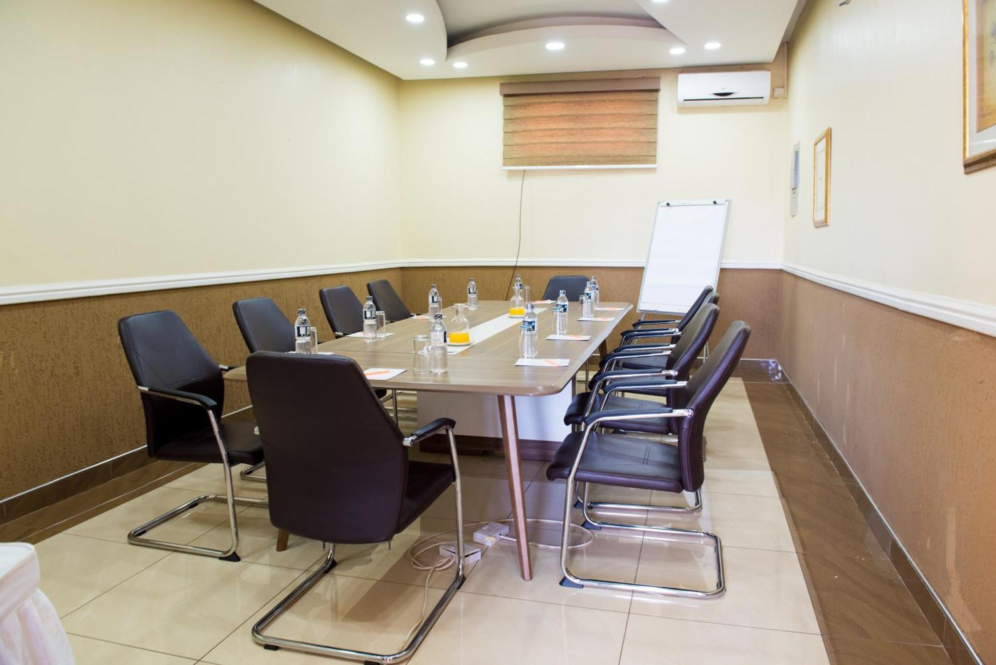 Crossroads Hotel Lilongwe Buitenkant foto