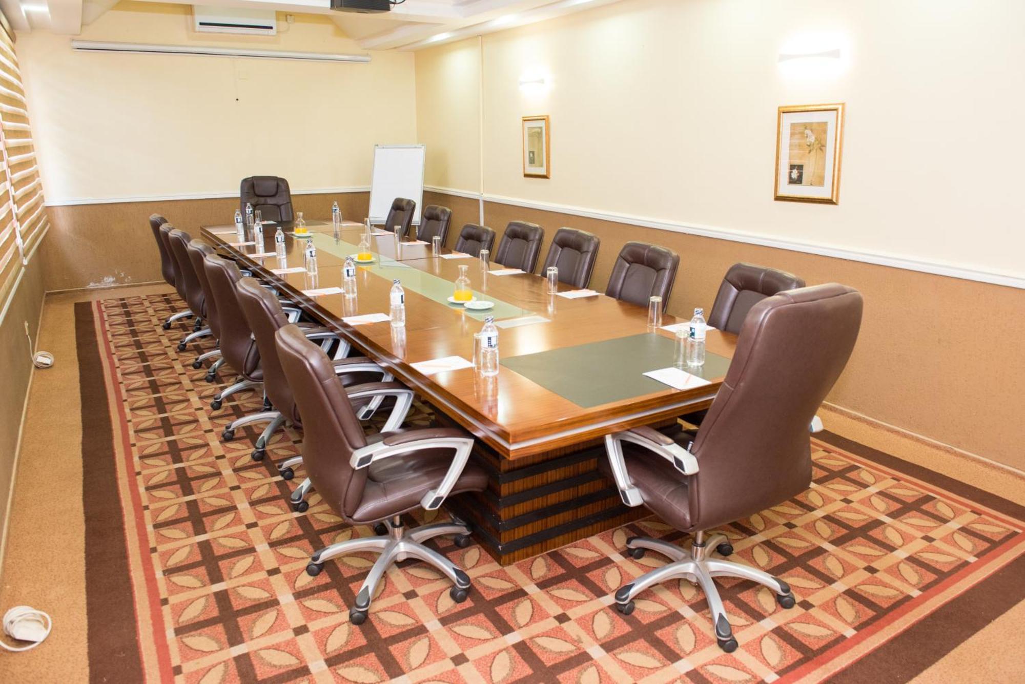 Crossroads Hotel Lilongwe Buitenkant foto