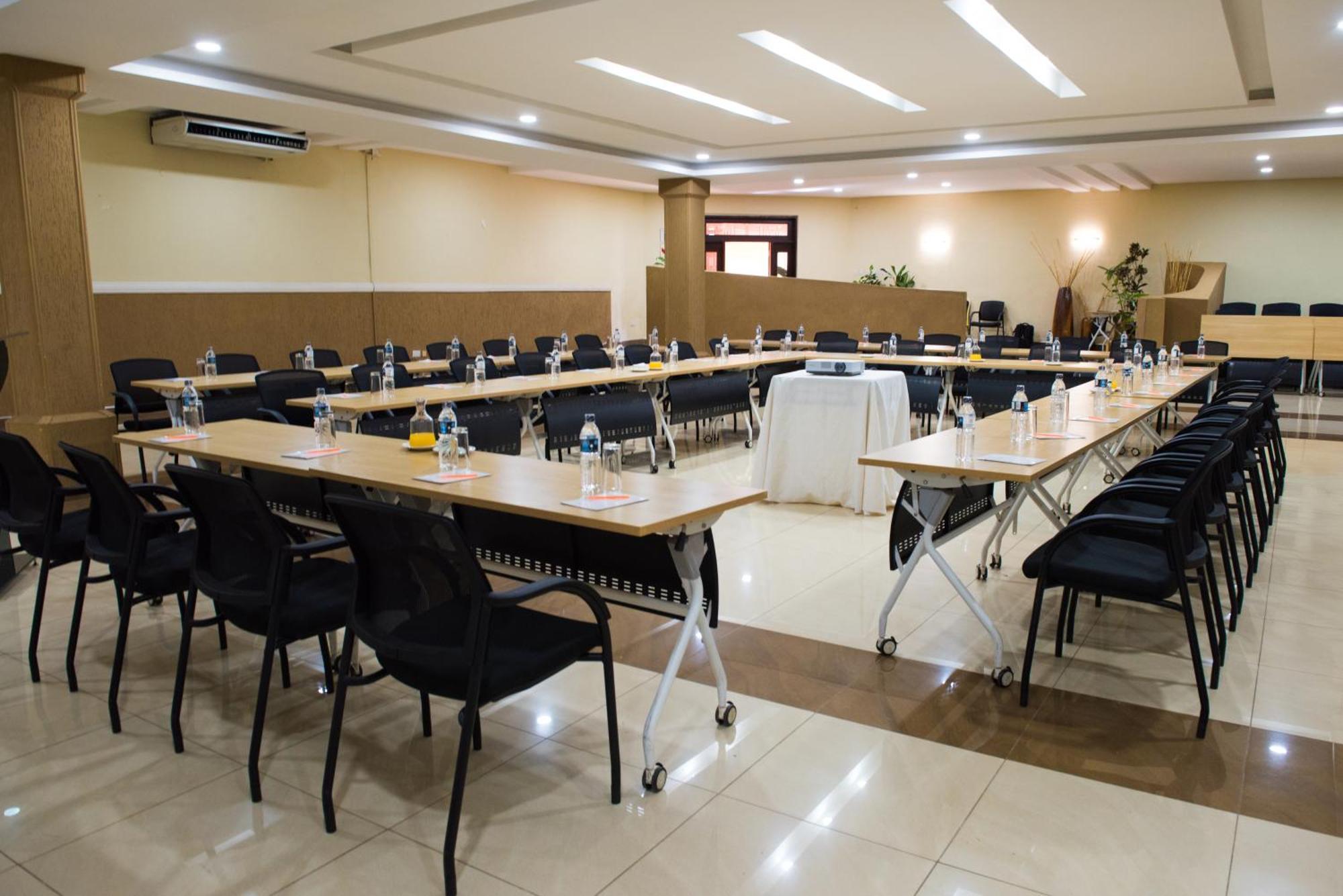 Crossroads Hotel Lilongwe Buitenkant foto