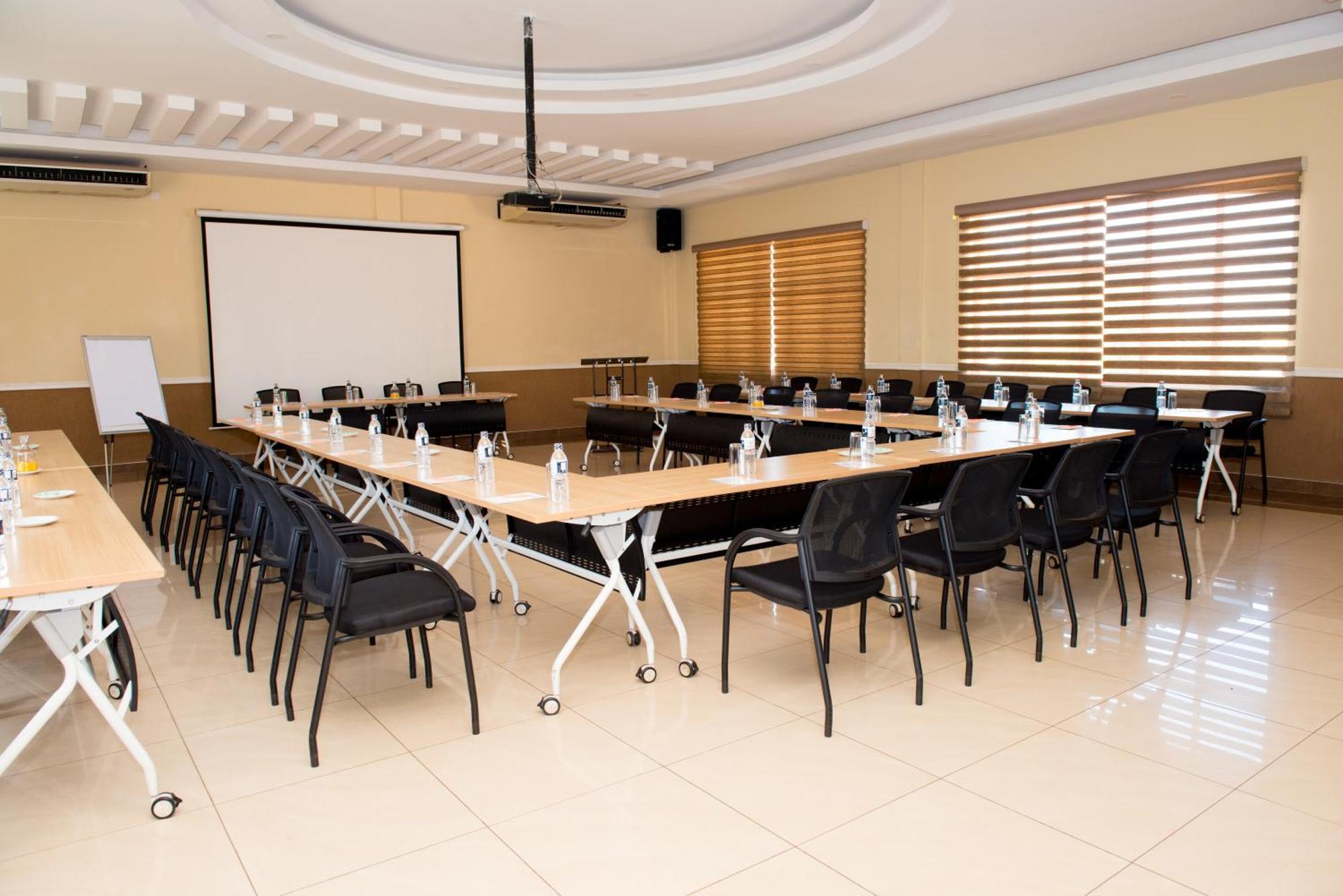Crossroads Hotel Lilongwe Buitenkant foto