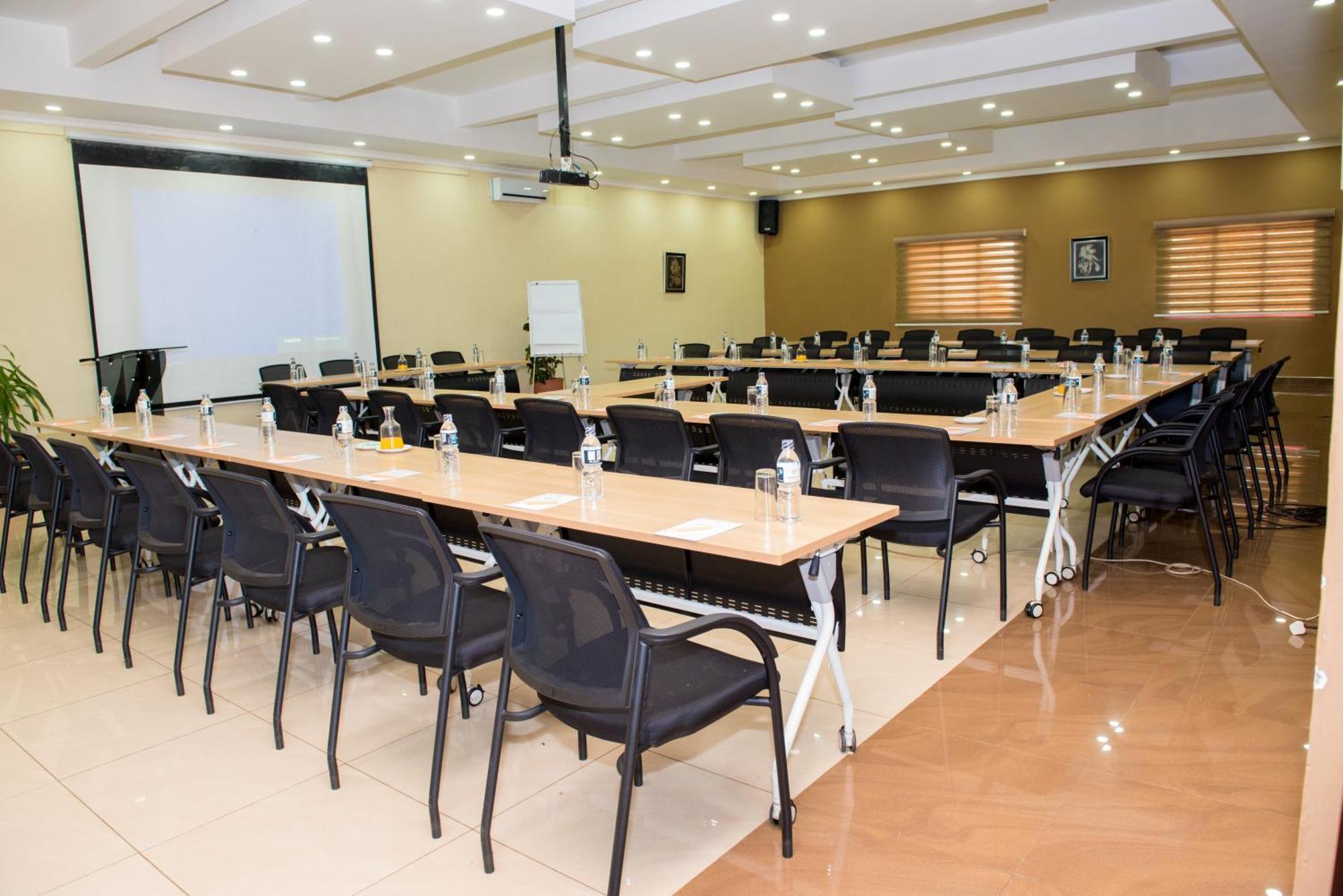 Crossroads Hotel Lilongwe Buitenkant foto