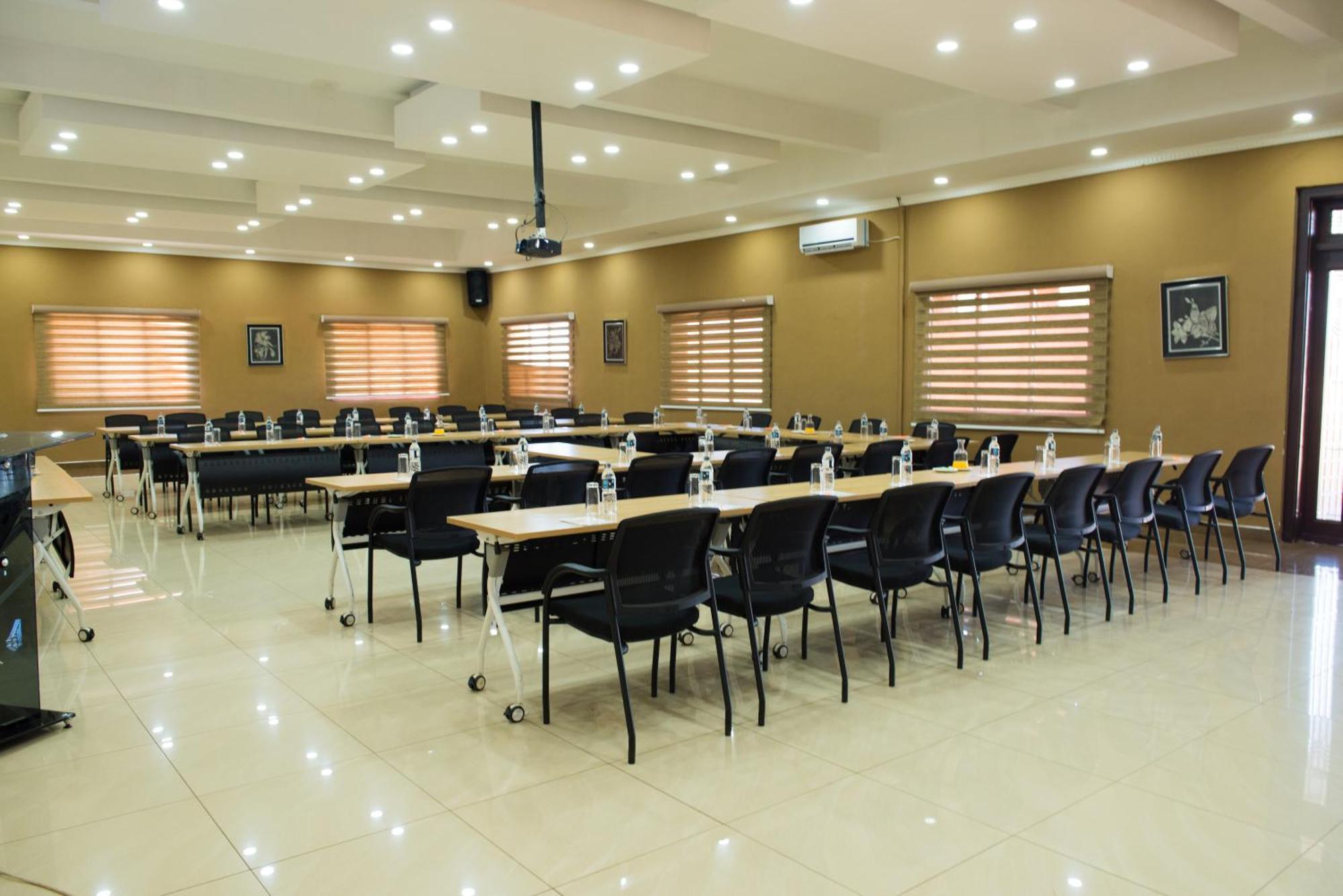 Crossroads Hotel Lilongwe Buitenkant foto