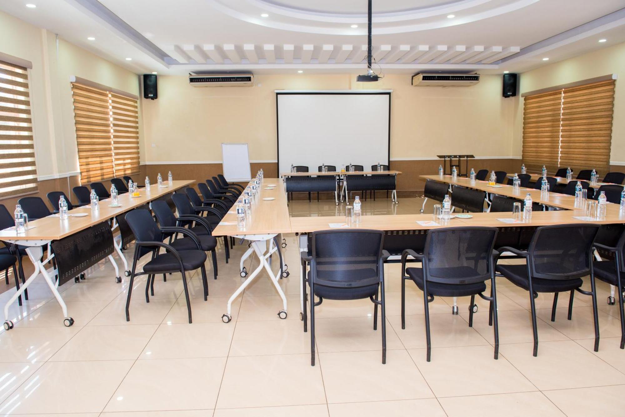 Crossroads Hotel Lilongwe Buitenkant foto