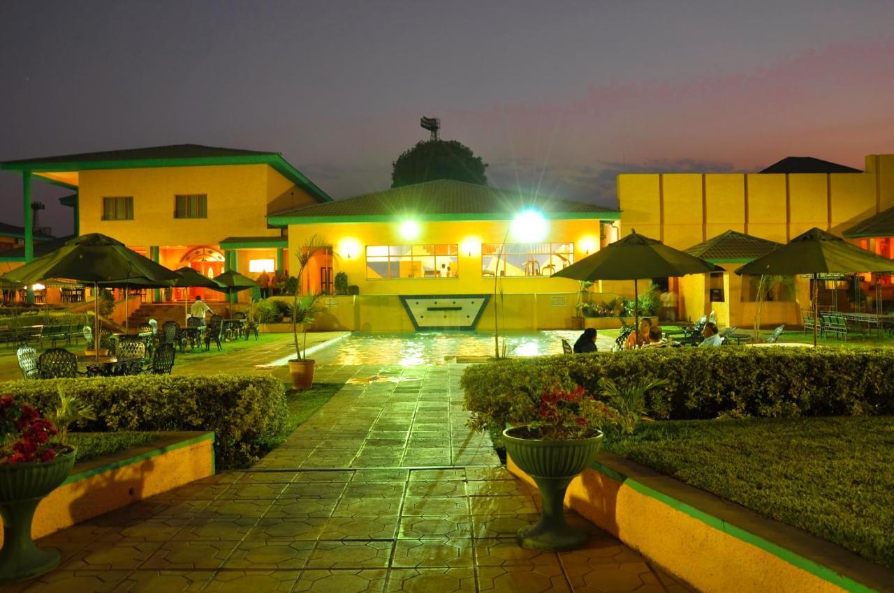 Crossroads Hotel Lilongwe Buitenkant foto