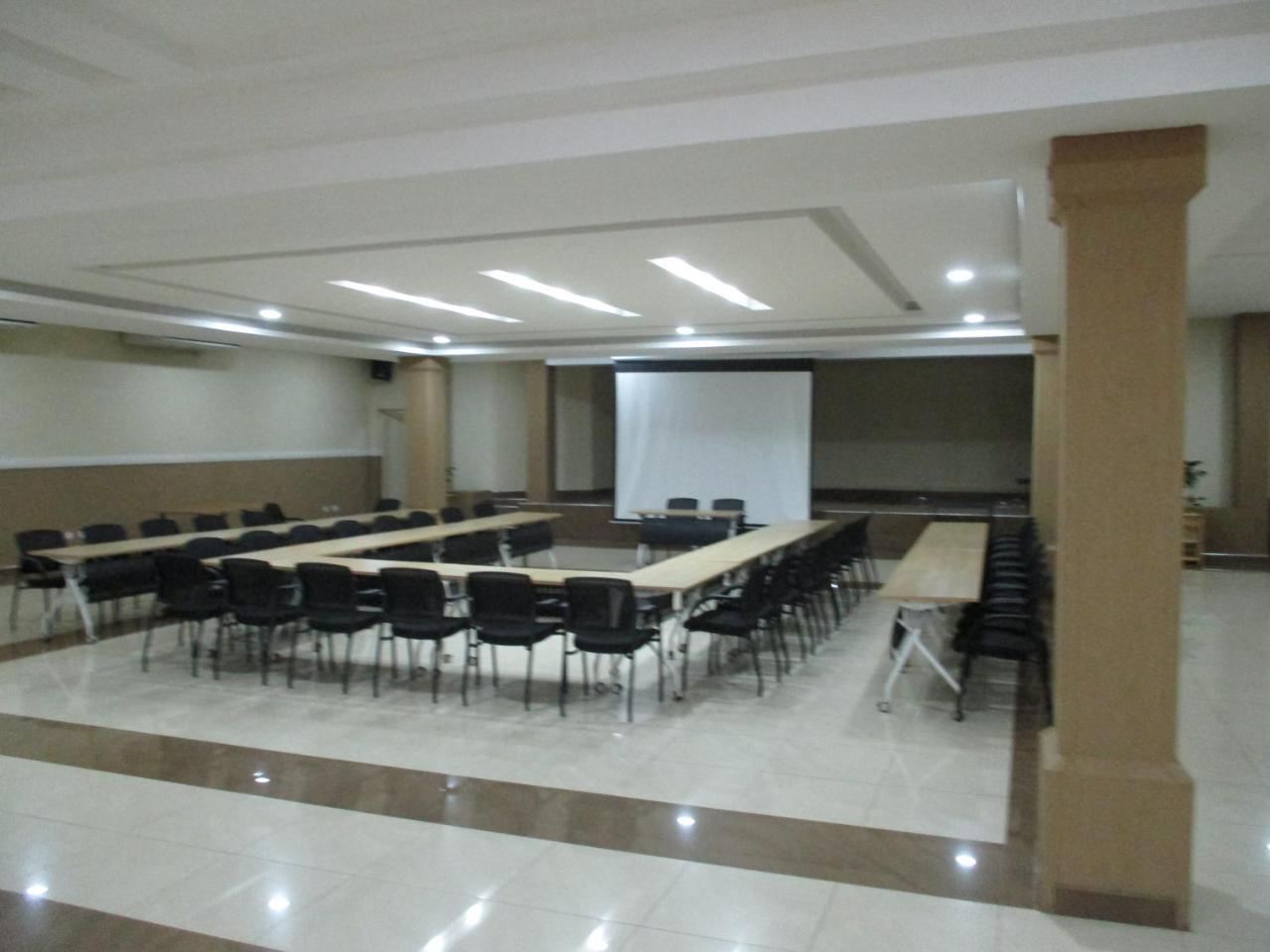 Crossroads Hotel Lilongwe Buitenkant foto