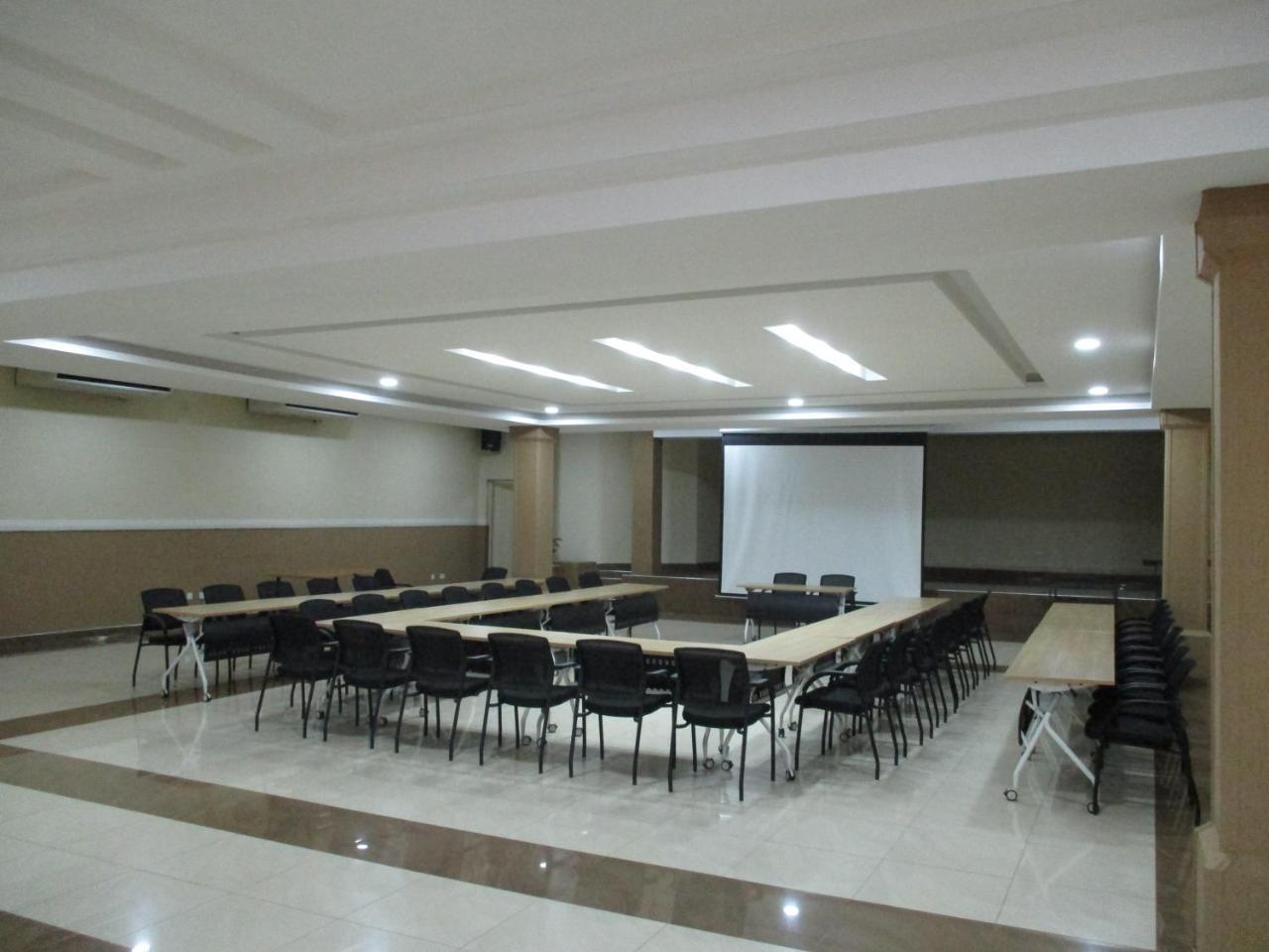 Crossroads Hotel Lilongwe Buitenkant foto