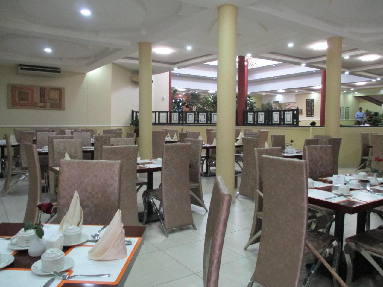Crossroads Hotel Lilongwe Buitenkant foto
