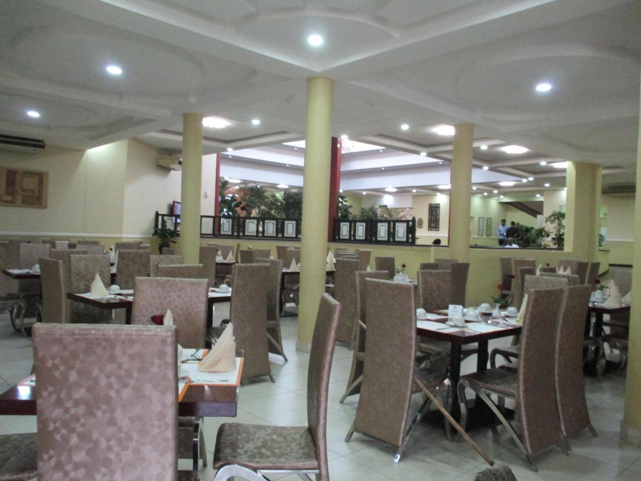 Crossroads Hotel Lilongwe Buitenkant foto