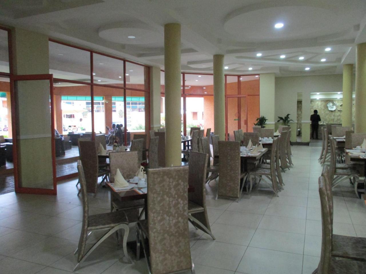 Crossroads Hotel Lilongwe Buitenkant foto